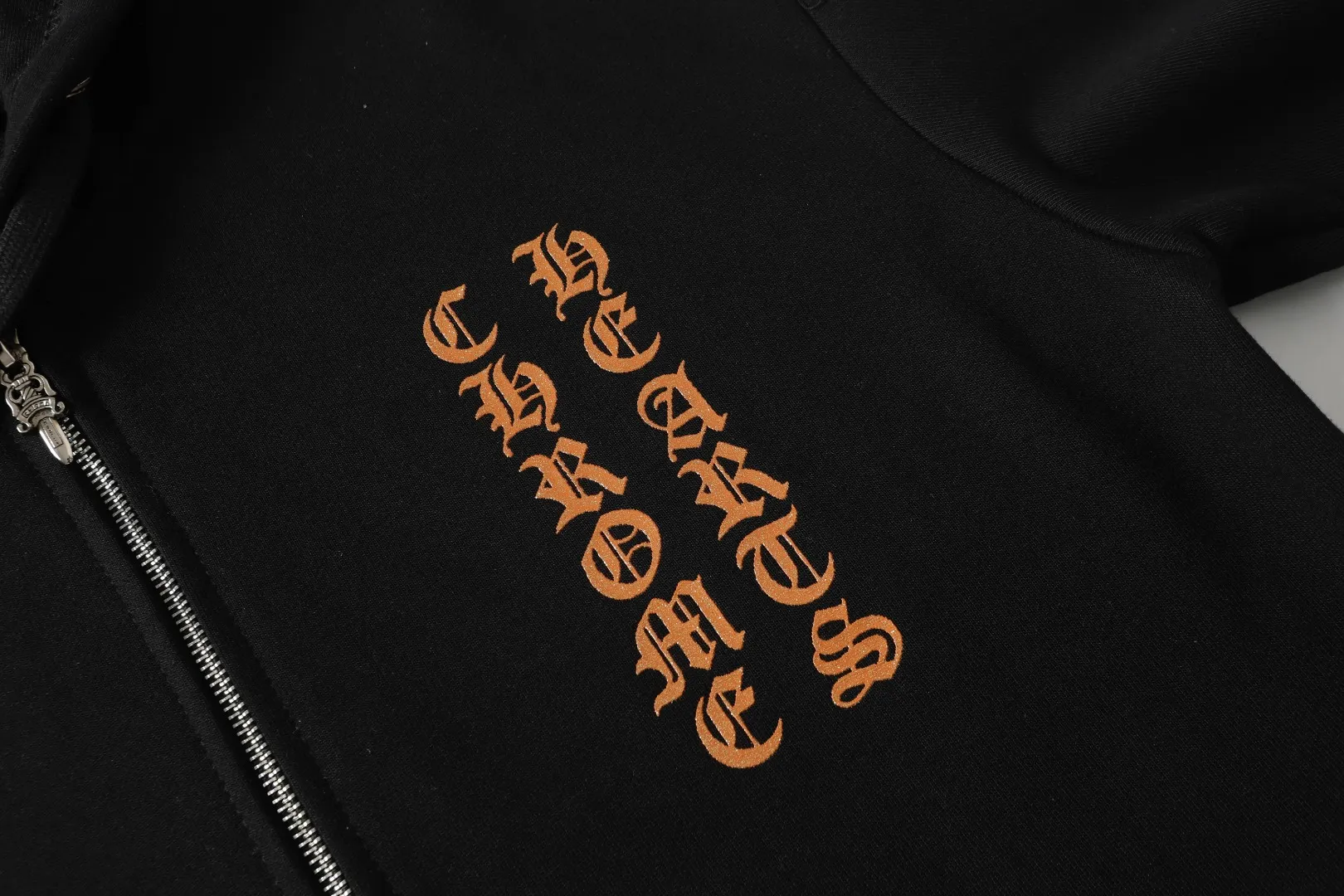Q24—P230 -Chrome Hearts/Chrome Hearts printed zipper sweatshirt cardigan jacket -420 grams of high-density, high-quality wool, soft, delicate and skin-friendly, soft and silky to the touch, warm and skin-friendly -The hardware zipper accessories are all customized and full of details -Colour: black -Size: S M L XL